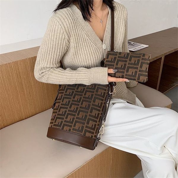 new printed handbag embroidered bucket simple style vintage women's purses clearance sale
new printed handbag embroidered bucket simple style vintage women's purses clearance sale