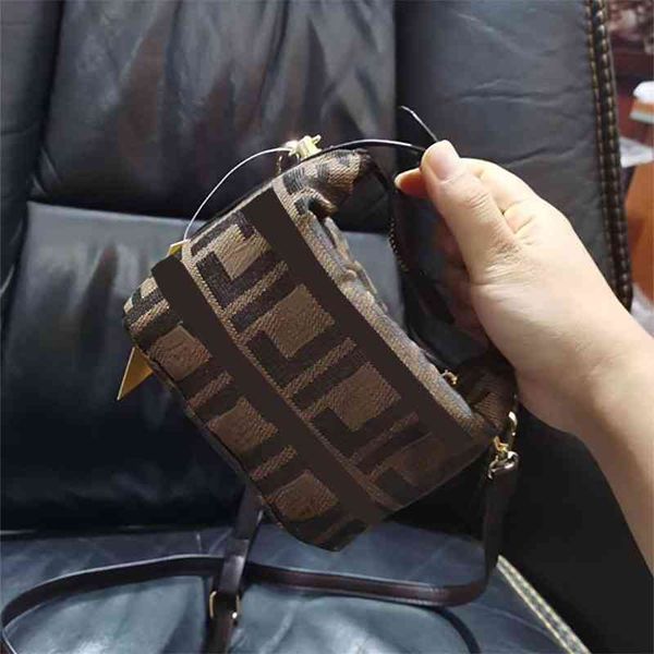 2021 new fashion f women's armpit retro small square handbags designer s messenger bag
2021 new fashion f women's armpit retro small square handbags designer s messenger bag