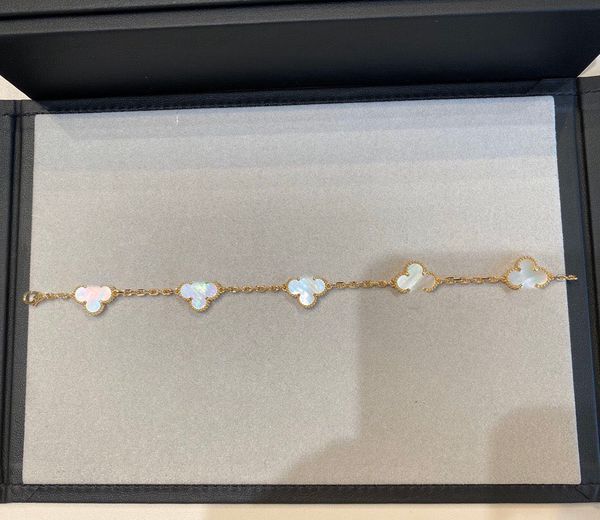 18k real gold material five flowers charm bracelet with nature shell design for women engagement jewelry gift have stamp box certificate web, Golden;silver
18k real gold material five flowers charm bracelet with nature shell design for women engagement jewelry gift have stamp box certificate web, Golden;silver
