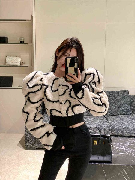 2021 new women's fur outerwear lamb wool small coat female slim ins fashion short black bubble sleeve thickened autumn and winter
2021 new women's fur outerwear lamb wool small coat female slim ins fashion short black bubble sleeve thickened autumn and winter