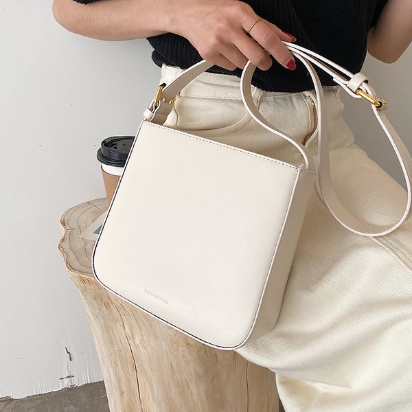niche design high-quality western-style bag female 2021 new fashion messenger bag popular bucket bag shoulder width 22cm
niche design high-quality western-style bag female 2021 new fashion messenger bag popular bucket bag shoulder width 22cm