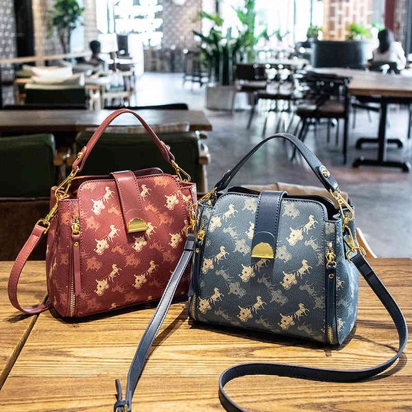 handbag women's 2021 autumn fashion diagonal cross printed mara driver bucket bag, Black;red
handbag women's 2021 autumn fashion diagonal cross printed mara driver bucket bag, Black;red