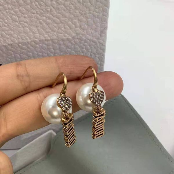 d family's heart-shaped letter pearl earrings, brass female 925 sier needles, 2021, Golden
d family's heart-shaped letter pearl earrings, brass female 925 sier needles, 2021, Golden