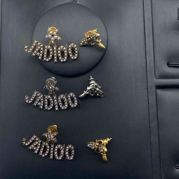 2021 new designer bee asymmetric earrings female letter pearl net red back hanging temperament, Golden
2021 new designer bee asymmetric earrings female letter pearl net red back hanging temperament, Golden