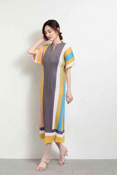 dress miyake fold v-neck short sleeve stripe, Black;gray
dress miyake fold v-neck short sleeve stripe, Black;gray