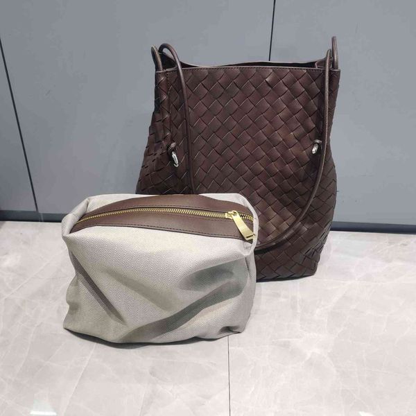 2021 fashion woven shoulder bag hand portable large capacity soft leather versatile bucket bag
2021 fashion woven shoulder bag hand portable large capacity soft leather versatile bucket bag
