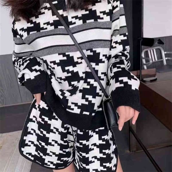 trendy brand new leisure suit spring and autumn thousand lattice loose long sleeved sweater shorts sports two-piece set, White;black 
trendy brand new leisure suit spring and autumn thousand lattice loose long sleeved sweater shorts sports two-piece set, White;black