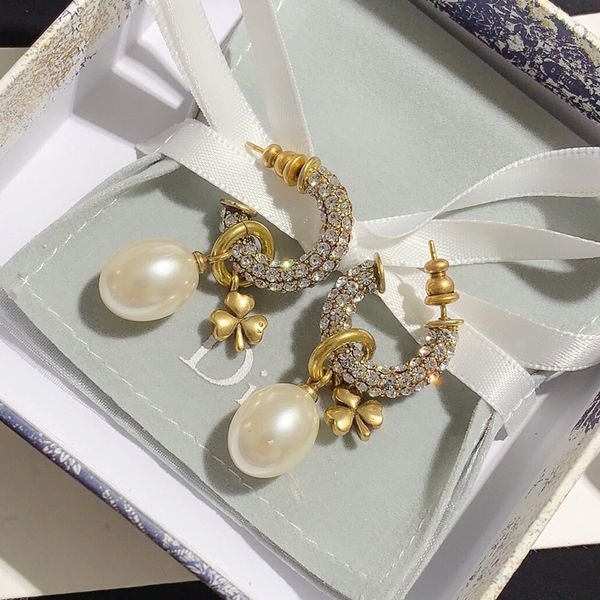 new pearl inlaid diamond earrings high version replica 925 silver needle earrings
new pearl inlaid diamond earrings high version replica 925 silver needle earrings