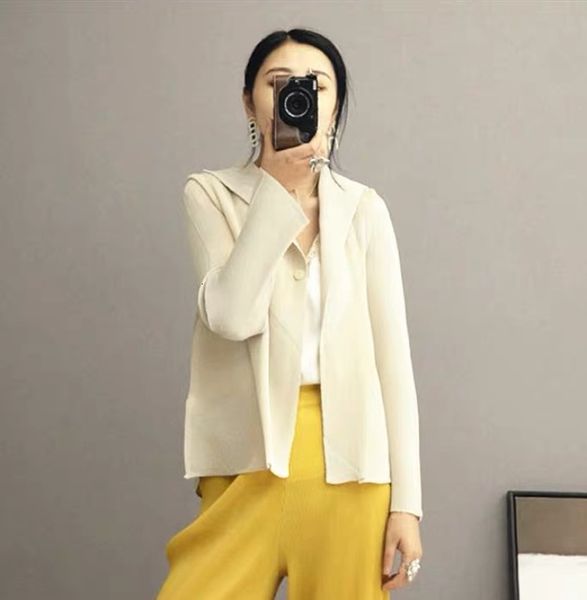 dresses miyake folds soild turndown collar single button long sleeve coat, White
dresses miyake folds soild turndown collar single button long sleeve coat, White