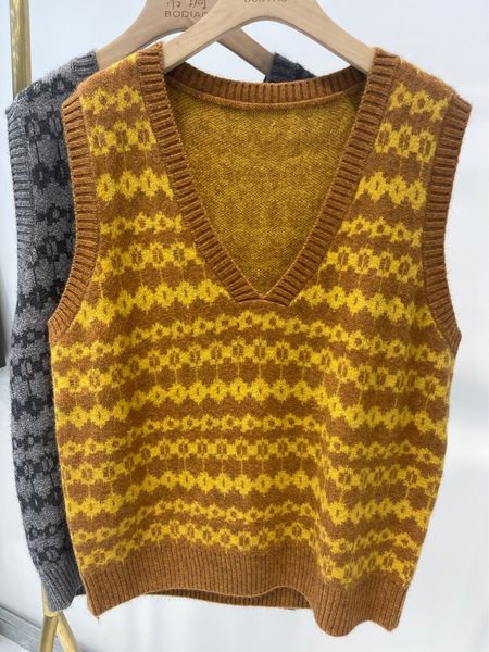 autumn and winter v-neck knitted sweater ma jianv, Black;white
autumn and winter v-neck knitted sweater ma jianv, Black;white