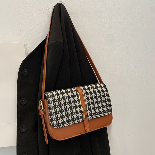 handbag small bag women's autumn 2021 tide check messenger texture single shoulder underarm canvas square, Black;red
handbag small bag women's autumn 2021 tide check messenger texture single shoulder underarm canvas square, Black;red