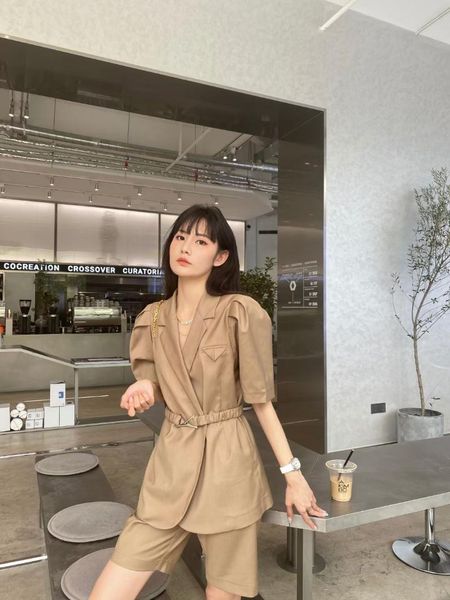 women's tracksuits 2021 triangle buckle style fashion suits temperament receive wide-legged pants suit female two-piece coat, Gray
women's tracksuits 2021 triangle buckle style fashion suits temperament receive wide-legged pants suit female two-piece coat, Gray