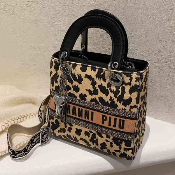 korean small fresh leopard print large capacity tote bag versatile messenger canvas store wholesale
korean small fresh leopard print large capacity tote bag versatile messenger canvas store wholesale