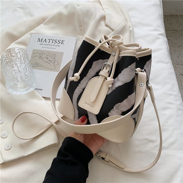 cross-border small one messenger summer wild 2021 female red fashion high-end bag new net trendy bucket shoulder jnklk
cross-border small one messenger summer wild 2021 female red fashion high-end bag new net trendy bucket shoulder jnklk