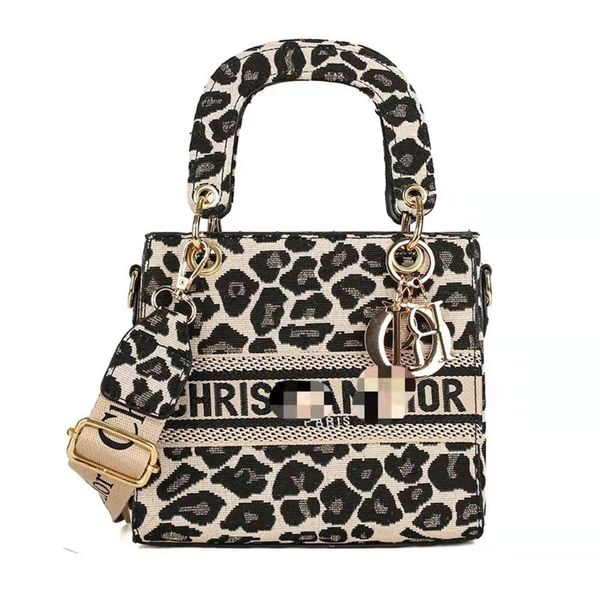 designer luxuryembroidery princess diana bag metal pendant 2021 new handbag small square bag retro net red shoulder bag letter messenger
designer luxuryembroidery princess diana bag metal pendant 2021 new handbag small square bag retro net red shoulder bag letter messenger