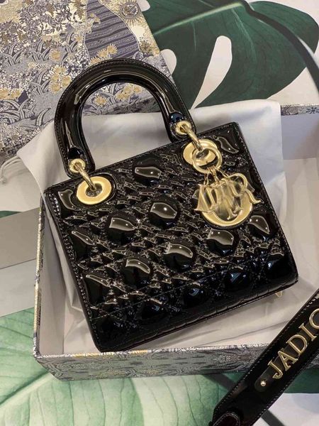 handbag women's bag 2021 d family three grid four diana patent leather single shoulder messenger portable real
handbag women's bag 2021 d family three grid four diana patent leather single shoulder messenger portable real