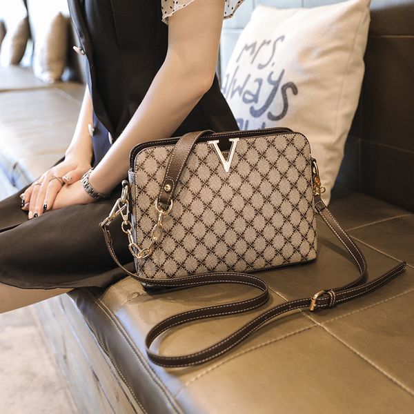 bag women's 2021 fashion popular messenger bag single shoulder small square chain temperament portable shell
bag women's 2021 fashion popular messenger bag single shoulder small square chain temperament portable shell