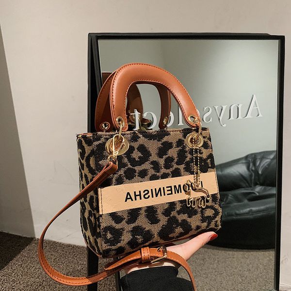 minority design female 2021 new fashion hand-held single shoulder messenger bag leopard temperament versatile diana
minority design female 2021 new fashion hand-held single shoulder messenger bag leopard temperament versatile diana