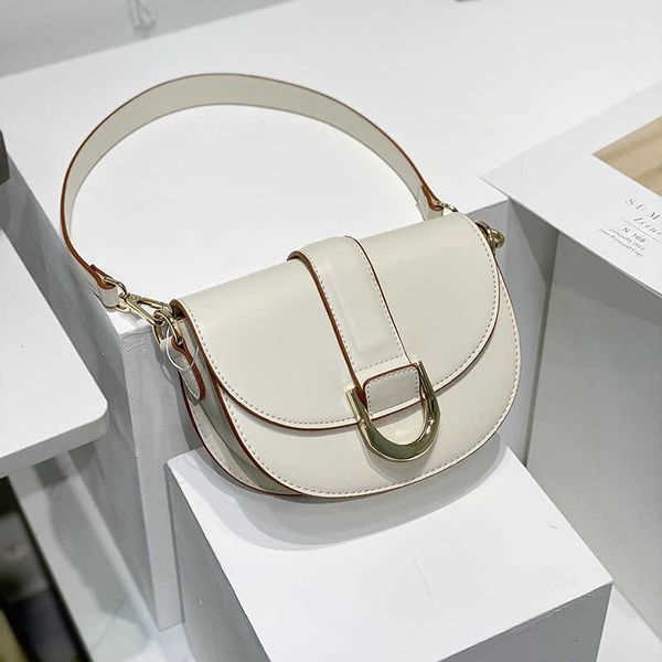 saddle single shoulder messenger bag spring versatile women's portable horseshoe buckle bag purse
saddle single shoulder messenger bag spring versatile women's portable horseshoe buckle bag purse