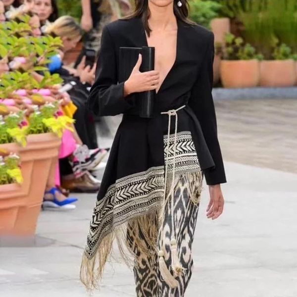 women's jackets ladies long coat 2021 embroidered jacquard tether hem irregular fringe small suit office work slim temperament jacket, Black;brown
women's jackets ladies long coat 2021 embroidered jacquard tether hem irregular fringe small suit office work slim temperament jacket, Black;brown
