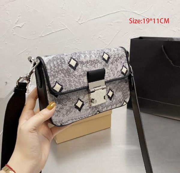 3 colors classic women's messenger bag crossbody designer shoulder bags fashion with letter print canvas tote handbag purse
3 colors classic women's messenger bag crossbody designer shoulder bags fashion with letter print canvas tote handbag purse