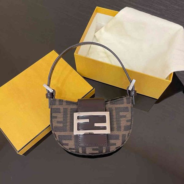 yu shuxin's mini chain bag with the same medieval small yuanbao slanting mobile phone, holding high edition mini key bag crossbody bag
yu shuxin's mini chain bag with the same medieval small yuanbao slanting mobile phone, holding high edition mini key bag crossbody bag