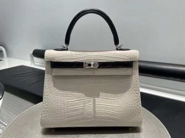 cutomized handbag 25cm matte crocodile skin 2tones fully handmade wax line stitching gold hardware can make other size fast delivery
cutomized handbag 25cm matte crocodile skin 2tones fully handmade wax line stitching gold hardware can make other size fast delivery