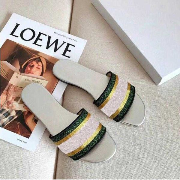 2021 luxury spring and autumn new embroidered letters beach flat cotton slippers black fabric word sandals
2021 luxury spring and autumn new embroidered letters beach flat cotton slippers black fabric word sandals