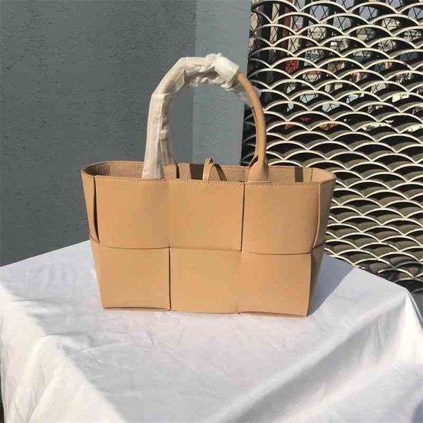 women luxurys designers bags 2021 autumn and winter large hand woven leather simple versatile cap designer handbag handbags totes crossbody 
women luxurys designers bags 2021 autumn and winter large hand woven leather simple versatile cap designer handbag handbags totes crossbody
