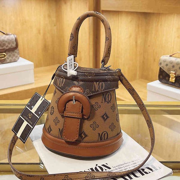 2022 factory wholesale this year's popular women's winter versatile messenger ins advanced fashion portable bucket bag
2022 factory wholesale this year's popular women's winter versatile messenger ins advanced fashion portable bucket bag