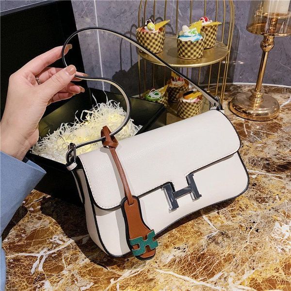 h home kangkang 2021 new h buckle messenger one shoulder fashion tofu stewardess female versatile small square bag
h home kangkang 2021 new h buckle messenger one shoulder fashion tofu stewardess female versatile small square bag