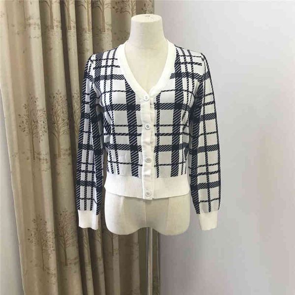 2022 factory wholesale new model autumn fashion plaid craft ice silk knitted v-neck long sleeved cardigan women's coat, White;black
2022 factory wholesale new model autumn fashion plaid craft ice silk knitted v-neck long sleeved cardigan women's coat, White;black