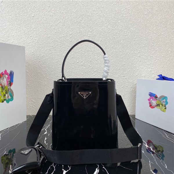 new p family bucket women's fashion brand versatile leather hand-held messenger cross grain one shoulder storage bags
new p family bucket women's fashion brand versatile leather hand-held messenger cross grain one shoulder storage bags