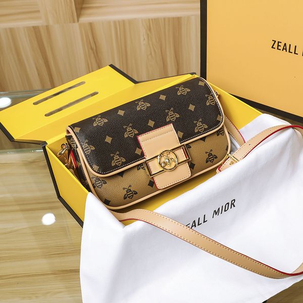 handbag 2021 women's bag fashion simple single shoulder trend temperament oblique cross bee small square, Black;red
handbag 2021 women's bag fashion simple single shoulder trend temperament oblique cross bee small square, Black;red