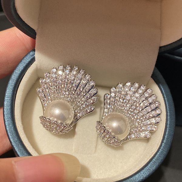 luxury designer women earrings pearl ear stud 925 silver needle earring zirconia diamond lady earing elegant fashion girl shell scallop shap, Golden;silver
luxury designer women earrings pearl ear stud 925 silver needle earring zirconia diamond lady earing elegant fashion girl shell scallop shap, Golden;silver