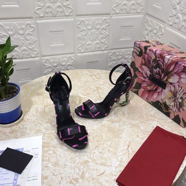 luxury designer brand shoes women new high-heel sandals with large gold buckle heel 9.5cm and box are size34-42, Red;white
luxury designer brand shoes women new high-heel sandals with large gold buckle heel 9.5cm and box are size34-42, Red;white