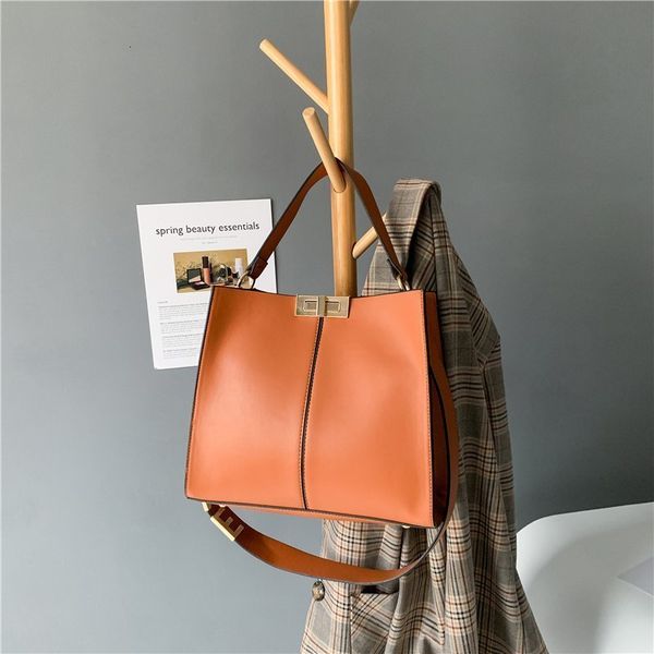 summer spring and 2021 simple portable versatile one shoulder messenger tote fashion classic women's bag
summer spring and 2021 simple portable versatile one shoulder messenger tote fashion classic women's bag