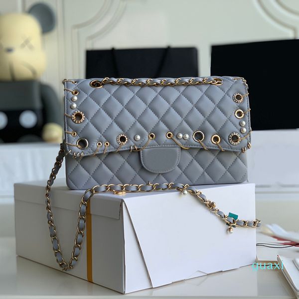 style lambskin material slightly tender noble atmosphere fashion bags the capacity is also very impressive it can hold
style lambskin material slightly tender noble atmosphere fashion bags the capacity is also very impressive it can hold