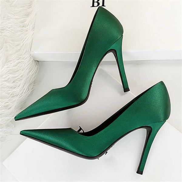 famous brand 2022 elegant women satin silk 10cm high heels scarpins prom pumps lady party plus size green fetish wedding bridal office shoes, Black
famous brand 2022 elegant women satin silk 10cm high heels scarpins prom pumps lady party plus size green fetish wedding bridal office shoes, Black
