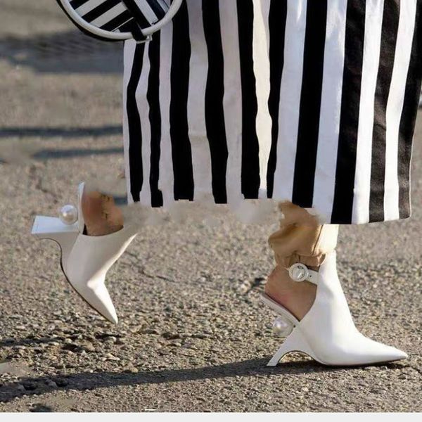 2021 womens pointy leather a big pearl strange fretwork pumps slingbacks black white luxury 1
2021 womens pointy leather a big pearl strange fretwork pumps slingbacks black white luxury 1