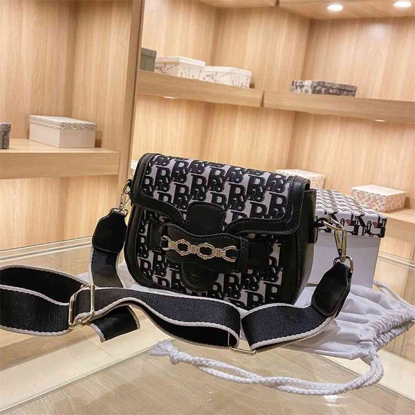 year's popular horseshoe saddle bag women's new fashion simple one shoulder versatile cross small square purse black friday
year's popular horseshoe saddle bag women's new fashion simple one shoulder versatile cross small square purse black friday