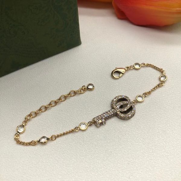 2022 brand original jewelry cuff designer ladies fashion simple high-end real gold electroplating diamond key letters bracelet, White
2022 brand original jewelry cuff designer ladies fashion simple high-end real gold electroplating diamond key letters bracelet, White