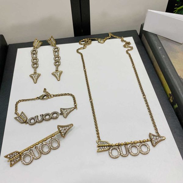 fashion letter charm hoop arrow earrings for lady women party wedding lovers gift jewelry with box hb0331, Golden
fashion letter charm hoop arrow earrings for lady women party wedding lovers gift jewelry with box hb0331, Golden