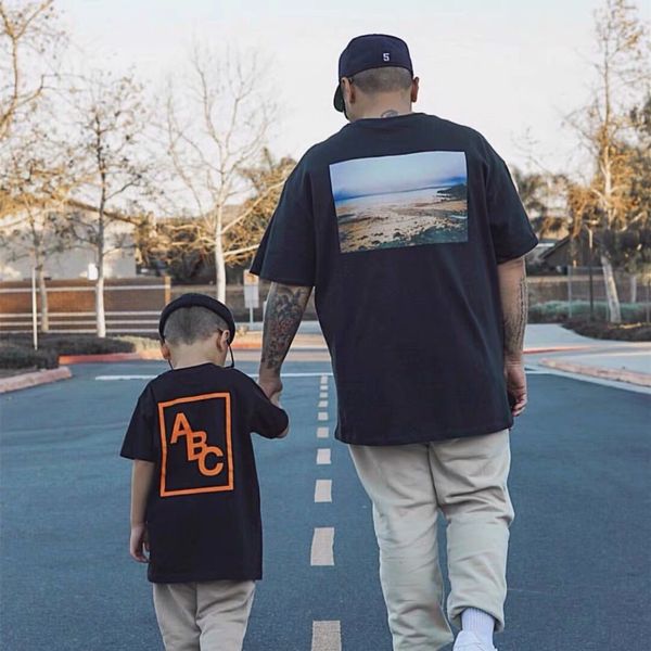 2021ss essentials landscape print t-shirt oversized hip-hop high street fog t shirt men women couple 100% cotton tee, White;black
2021ss essentials landscape print t-shirt oversized hip-hop high street fog t shirt men women couple 100% cotton tee, White;black