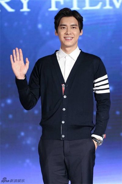 four li yifeng's same v-neck four bar split arm college stripe couple color matching knitted cardigan, White;black
four li yifeng's same v-neck four bar split arm college stripe couple color matching knitted cardigan, White;black