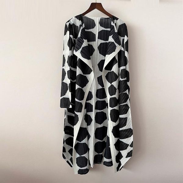 women's trench coats 2021autumn long-sleeved coat miyak fold large size loose casual black and white printed lapel mid-length cardigan, Tan;black
women's trench coats 2021autumn long-sleeved coat miyak fold large size loose casual black and white printed lapel mid-length cardigan, Tan;black