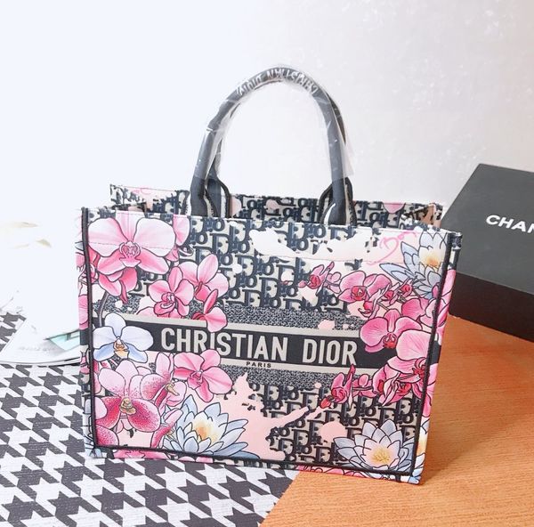 The Designers 2021 Soft Leather Women Handbag Logo Capacity Tote Bags Fashion Makeup Luxurys Brang Bag -L3858
The Designers 2021 Soft Leather Women Handbag Logo Capacity Tote Bags Fashion Makeup Luxurys Brang Bag -L3858