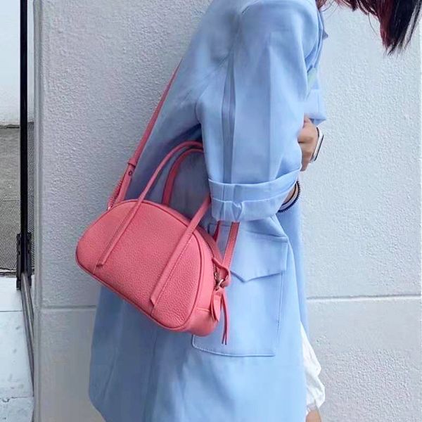 design hand 2021 new leather fashion simple steamed bread bun layer cowhide niche single shoulder messenger hand women's bag, Red;black
design hand 2021 new leather fashion simple steamed bread bun layer cowhide niche single shoulder messenger hand women's bag, Red;black