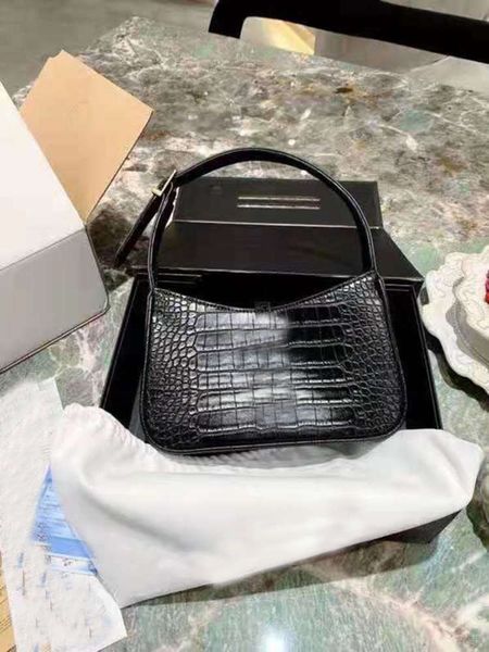 cowhide armpit shoulder bag trendy fashion versatile upper body effect is excellent, suitable for shopping, dating and travel
cowhide armpit shoulder bag trendy fashion versatile upper body effect is excellent, suitable for shopping, dating and travel