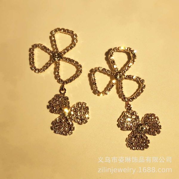 s925 2021 korean style ins new clover rose movable claw chain inlaid with diamond silver needle double pendant earrings, Black
s925 2021 korean style ins new clover rose movable claw chain inlaid with diamond silver needle double pendant earrings, Black